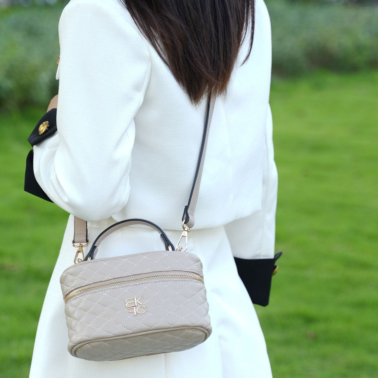 (taupe)